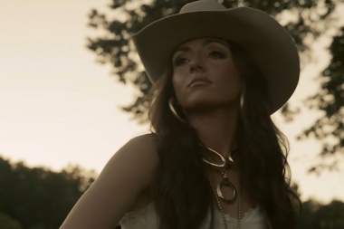 “Truck Bed”, el canto country de Payton Howie al romance sin lujos ni testigos