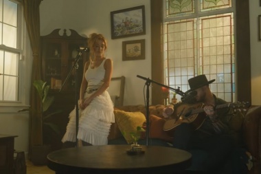 Jackson Dean y Laci Kaye Booth presentan un acústico de “The Moon And The Wolf”