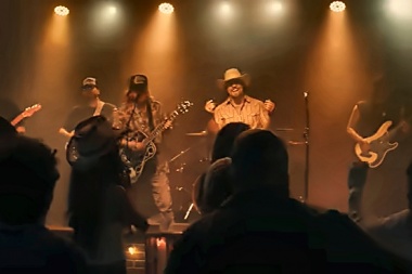Gavin Adcock y Treaty Oak Revival se unen en “Us Again”