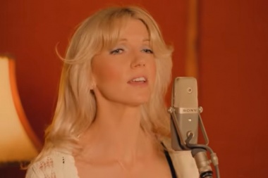 Harriet presenta su versión de “Take Me Home, Country Roads”