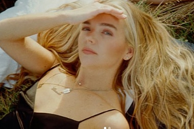 Hannah Jane Lewis retrata el encanto de un amor complicado en “Pretty Boy”