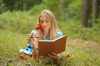 Olivia Maro lleva el “me quiere, no me quiere” a una canción country