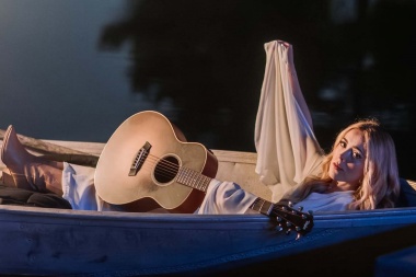 Cami Clune le dio un toque country a “Summer Fantasy”