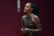 Kehlani sigue reflejando el curso de su historia musical con Folded