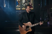 Blake Shelton revela el video de “Let Him In Anyway”, un relato íntimo sobre la fe