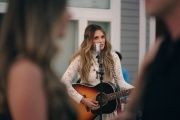 Carly Pearce le canta a la infidelidad con ironía en su nuevo single “You Can Have Him”