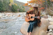 Charlie Marie recorre los paisajes de New England en su nuevo videoclip country