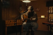 Larry Fleet Larry Fleet comparte una sesión acústica para su single “More Of That”