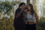 Cruzando el Charco, la nostalgia y las huellas del amor en “Por vos”
