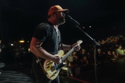 Lee Brice, entre recuerdos y lo simple en “What You Know About That”