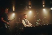 Austin Brown revive los recuerdos familiares en “Save Me A Seat”