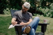 Dylan Scott y el orgullo de dejar ir en “Dear Big City”