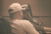 Cody Johnson y Luke Combs apuestan por sus raíces country en “Shoot The Bull”