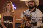 Emily Ann Roberts e Ian Munsick unen sus voces en una historia country