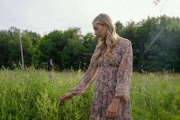 Samantha Ebert encuentra luz en "Flowers"