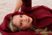 Jimena Arroyo deja caer su nuevo tema “Threadbare Rags”