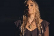 Erin Kinsey enfrenta la tormenta en “High Water”