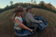 Lainey Wilson celebra el amor inesperado en “Kinda Love It”