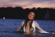 Maddie Font canta un adiós desde el agua