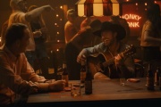 Riley Green y Peyton Manning se enfrentan en una canción: Alabama contra Tennessee