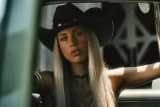 Alli Walker combina country rock y gaitas en “HOLD YA TO IT”