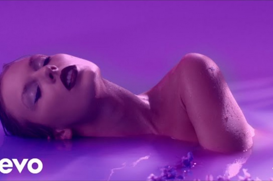 Taylor Swift se embriaga de buenos sentimientos en el video musical de Lavender Haze