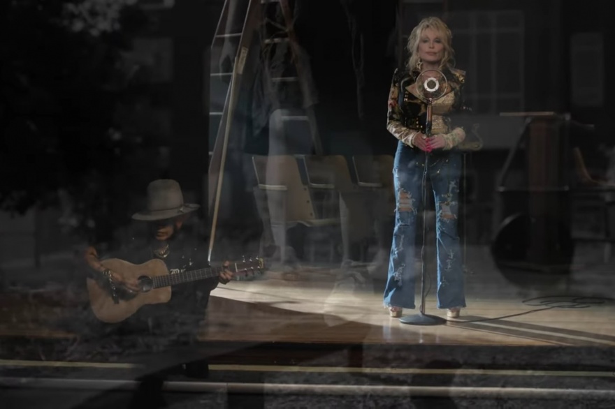 Dolly Parton rockea junto a Linda Perry
