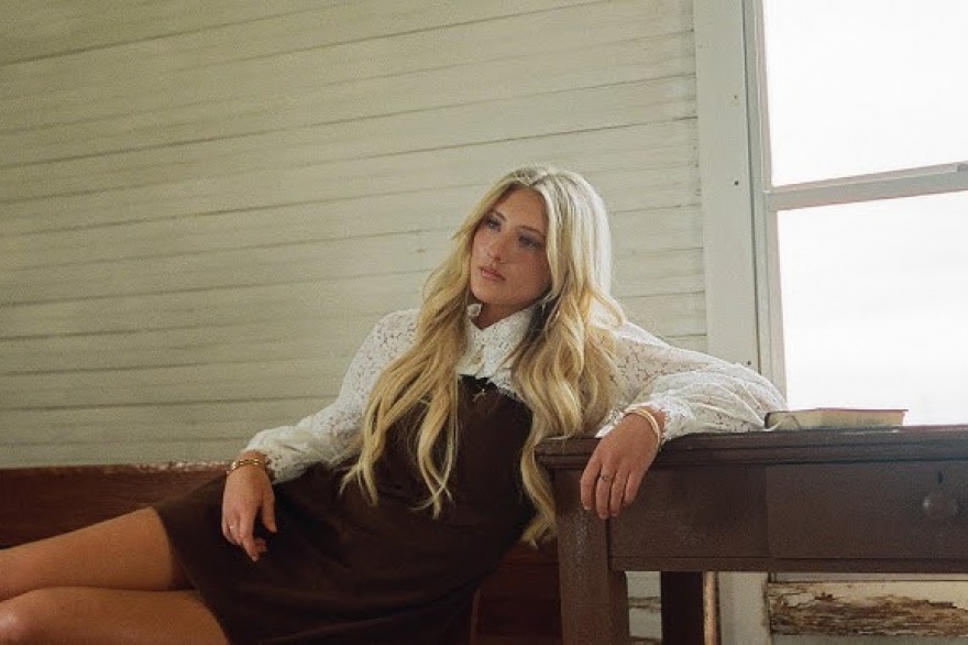 KC Bruner presenta una balada country con Bible and the Bottle