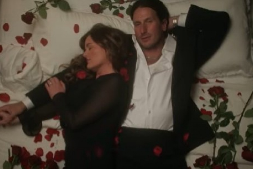 El artista country Russell Dickerson y una historia de Amor: The Roses