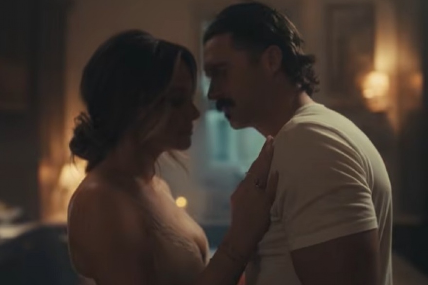 Carly Pearce y Riley Green presentan una historia a flor de piel