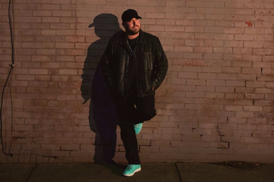 Mitchell Tenpenny estreno el video musical Speed of Light