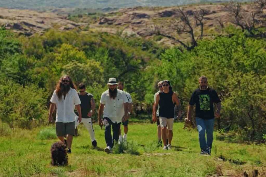 Las Pastillas del Abuelo compartieron imágenes de su track “Una contra otra”