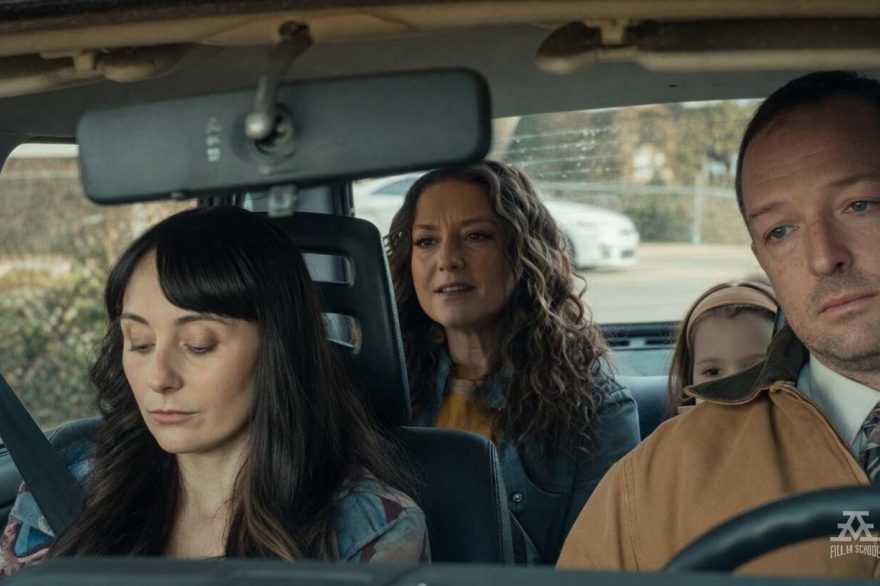 Ashley McBryde le pone imágenes a “Lines In The Carpet”, su nuevo y crudo relato