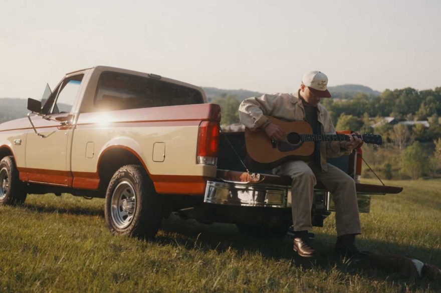 Greylan James convierte un desamor en el nuevo video de “Small Town”