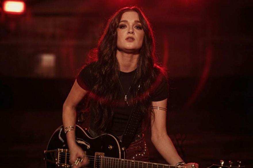 Kinsley apuesta por la fuerza del country rock en “Whiplash”