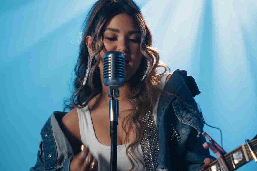 Alison Nichols da vuelta la página con “All Heaven Broke Loose”
