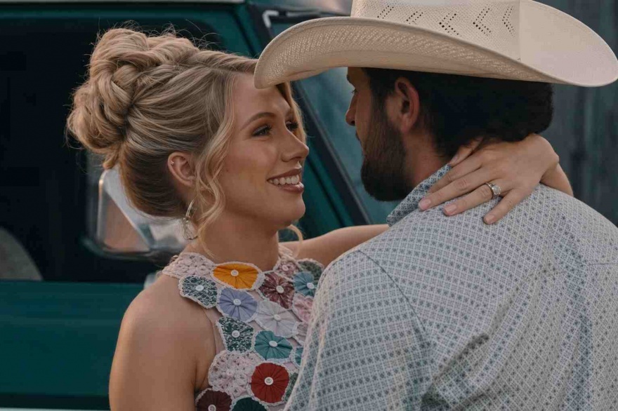 Hannah Harper le pide a su cowboy que baje un cambio en “Hold Your Horses”
