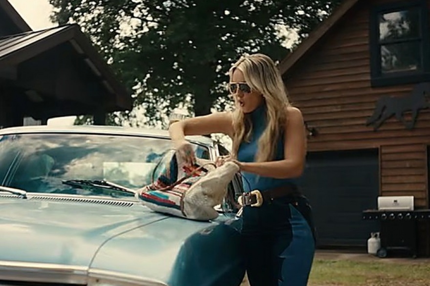 Lainey Wilson estrena el videoclip “Phone, Keys, Wallet”, con John Mayer en la guitarra
