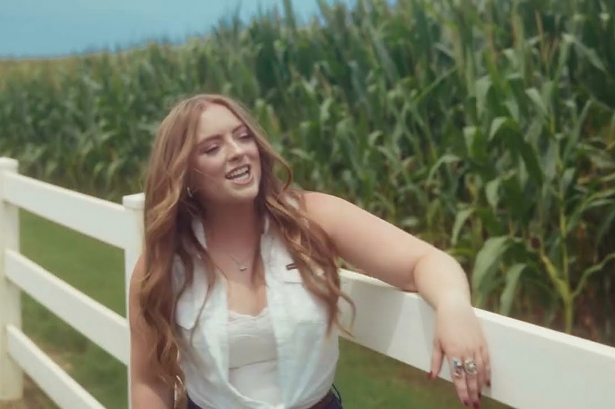 SJ McDonald combina encanto country y orgullo rural en “Dairy Queen”