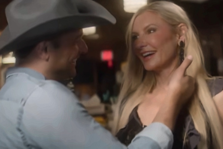 Rebekah Snyder tienta al destino en el video de “Lonely Cowboy”